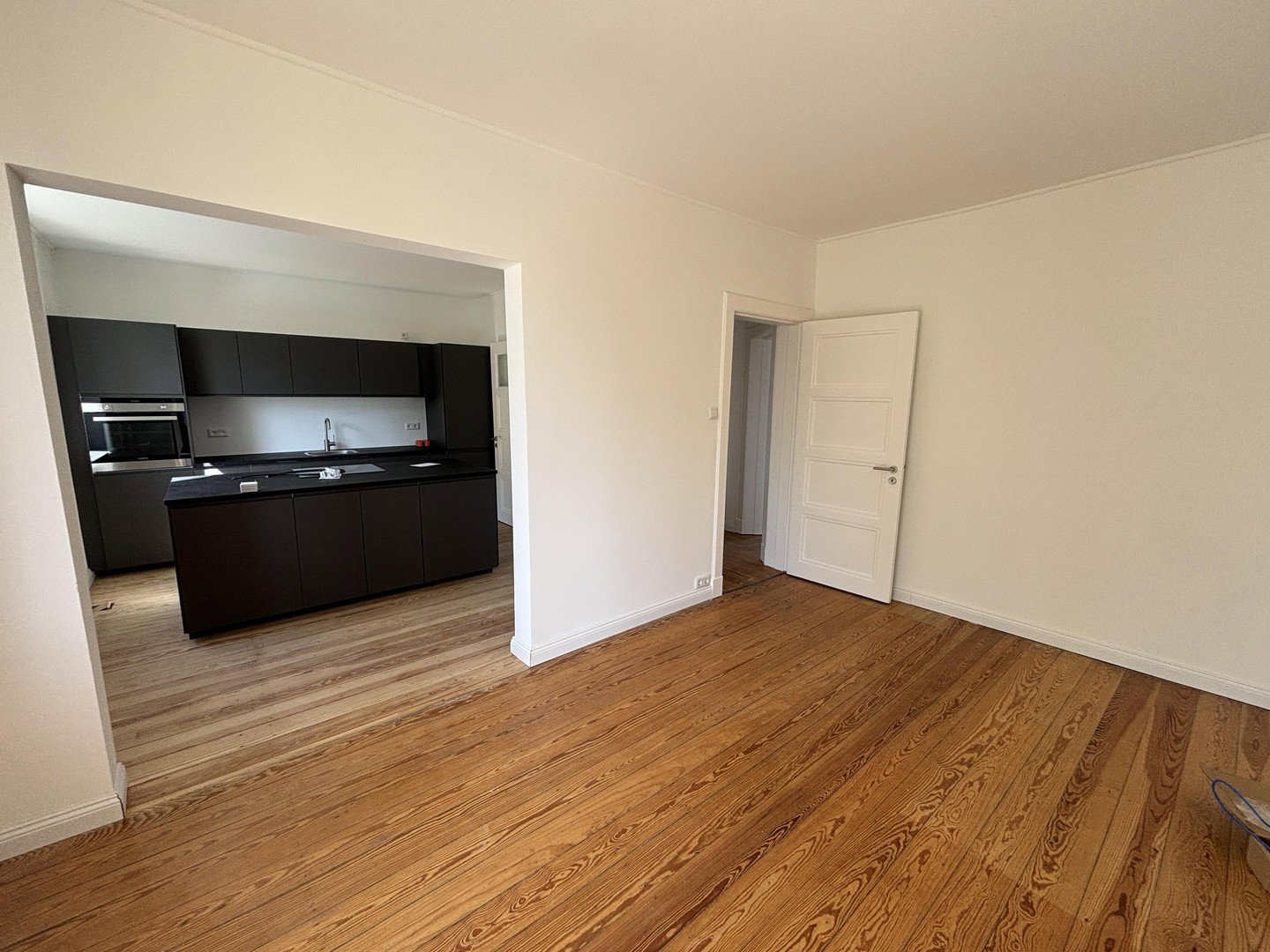 Foto 2 von 12 — Moderne 4-Zimmer ETW mit Traumküche, Erstbezug nach Sanierung, ohne Courtage