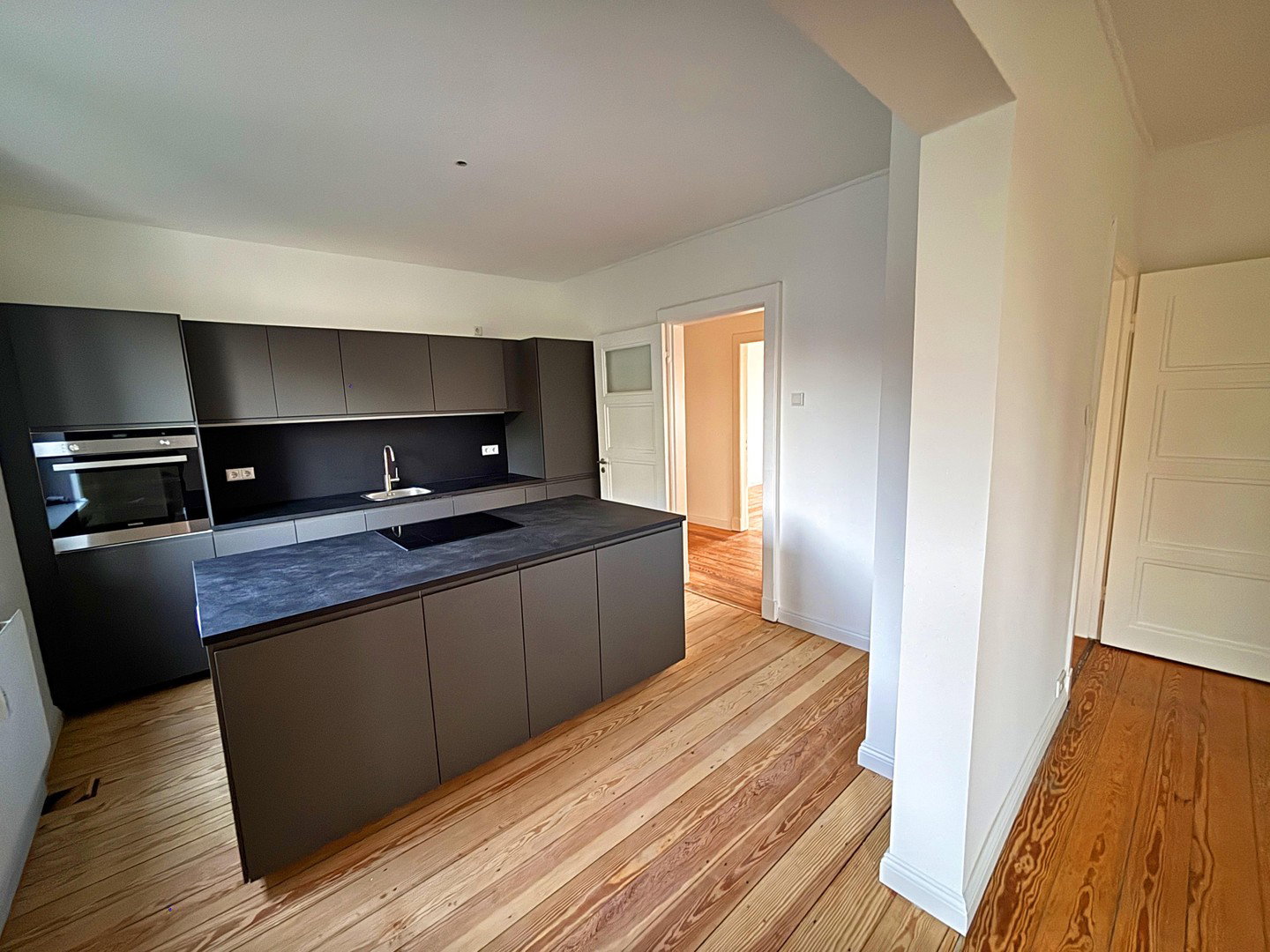 Foto 4 von 12 — Moderne 4-Zimmer ETW mit Traumküche, Erstbezug nach Sanierung, ohne Courtage