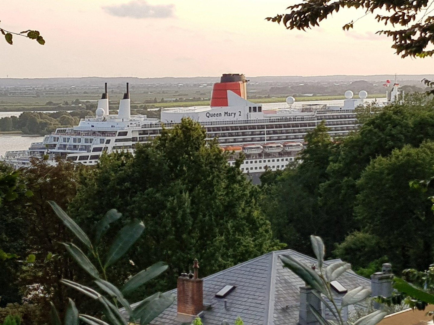 Foto 1 von 12 — Wohnen, wo Hamburg zur Elbe hinabsteigt