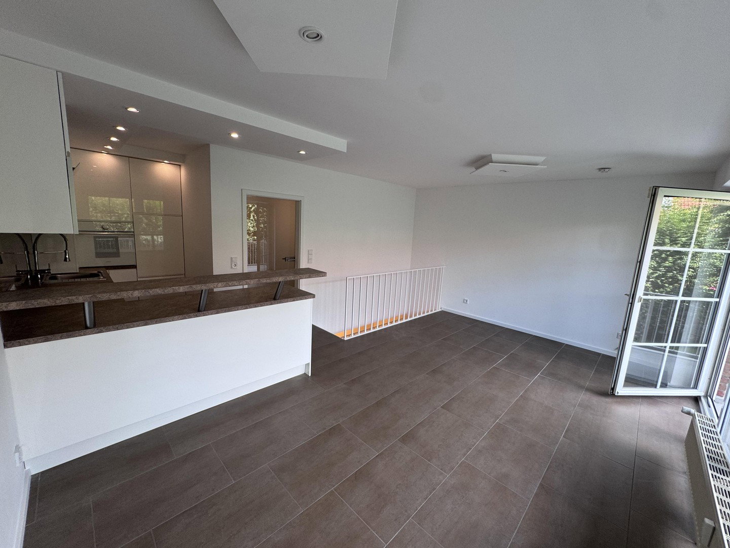 Foto 6 von 12 — Lichtdurchflutete 2,5-Zimmer-Maisonette, Terrasse und Garten – frisch renoviert & sofort beziehbar