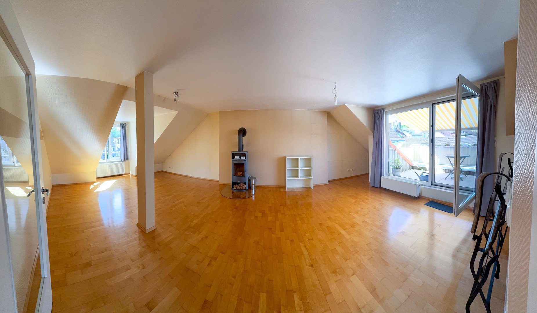 Foto 1 von 12 — Ruhige Dachgeschosswohnung über den Dächern von Harburg