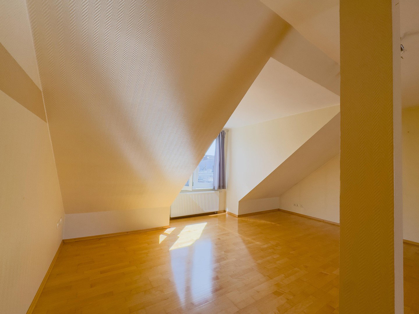 Foto 2 von 12 — Ruhige Dachgeschosswohnung über den Dächern von Harburg