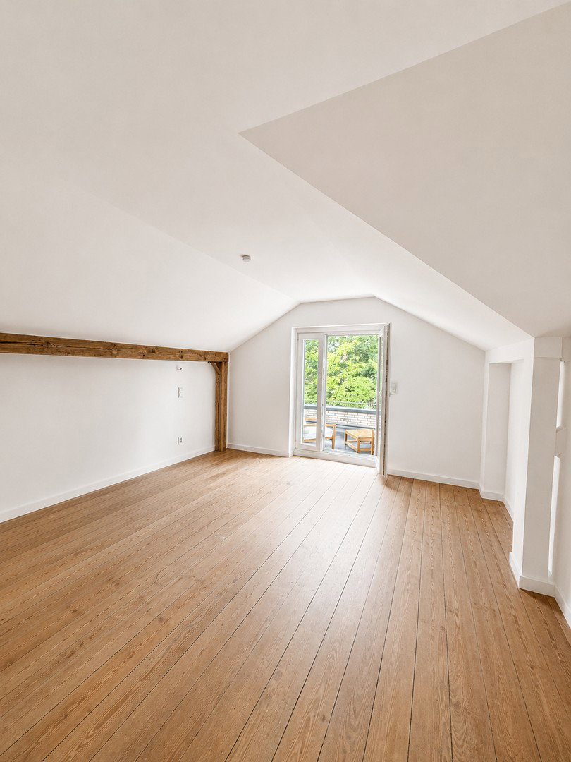 Foto 5 von 7 — Kernsanierte Altbau-Perle in Nienstedten/Flottbek. Dachgeschosswohnung mit Stellplatz