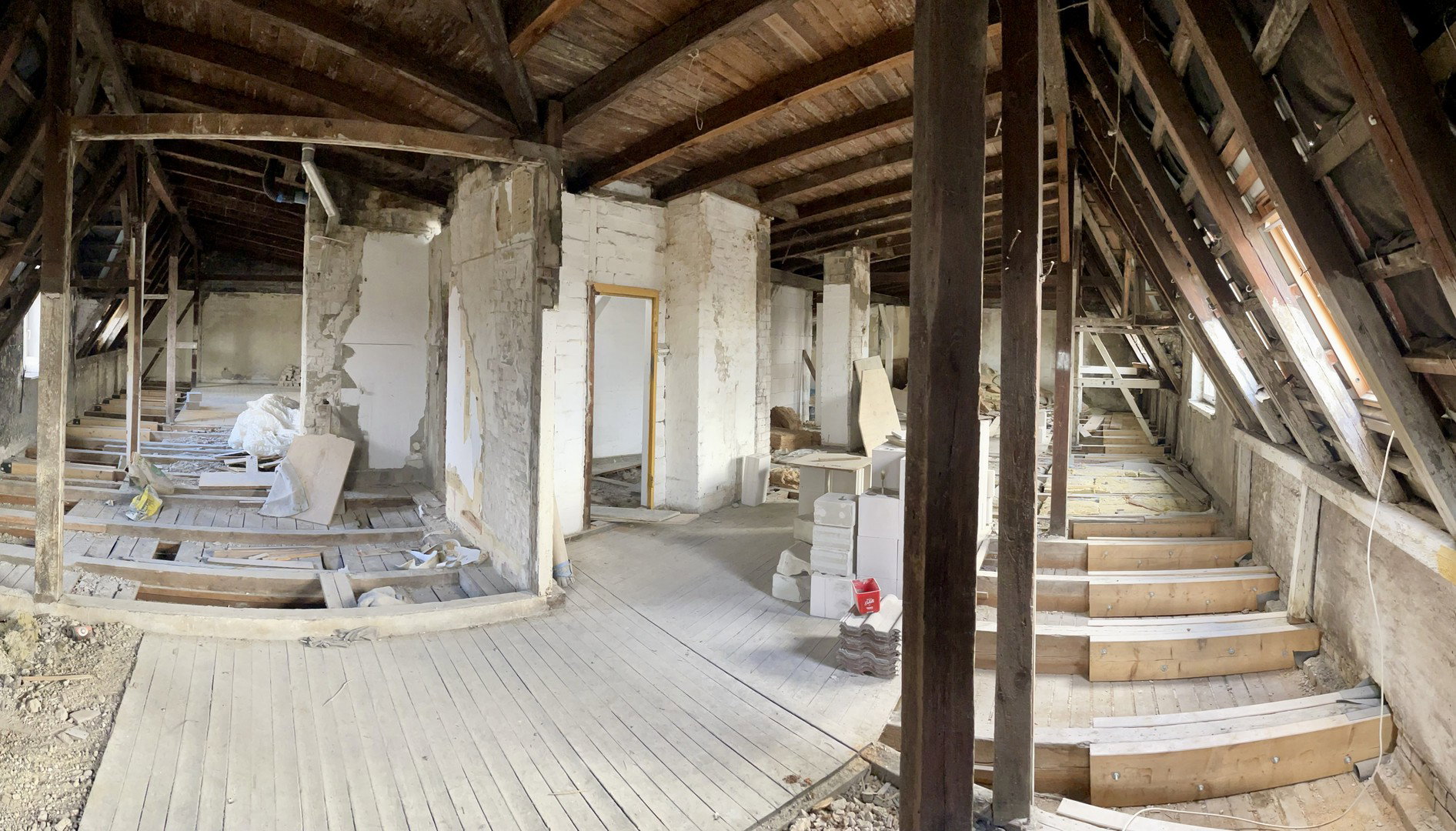 Foto 12 von 12 — DG-Rohbau mit Vision – 220 m² & genehmigter Dachterrasse, Dachsanierung notwendig