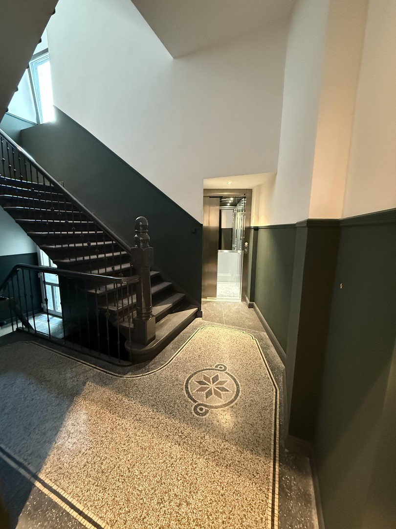 Foto 1 von 12 — DG-Rohbau mit Vision – 220 m² & genehmigter Dachterrasse, Dachsanierung notwendig