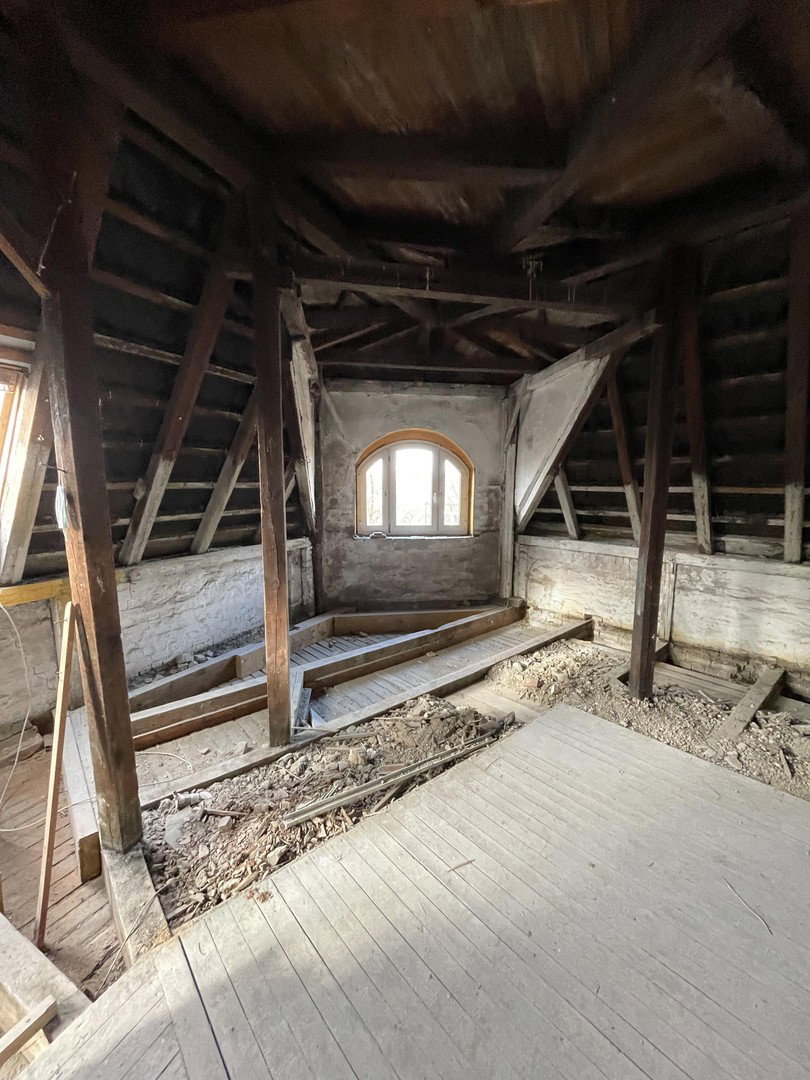 Foto 7 von 12 — DG-Rohbau mit Vision – 220 m² & genehmigter Dachterrasse, Dachsanierung notwendig