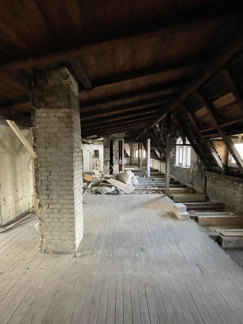 Foto 4 von 12 — DG-Rohbau mit Vision – 220 m² & genehmigter Dachterrasse, Dachsanierung notwendig