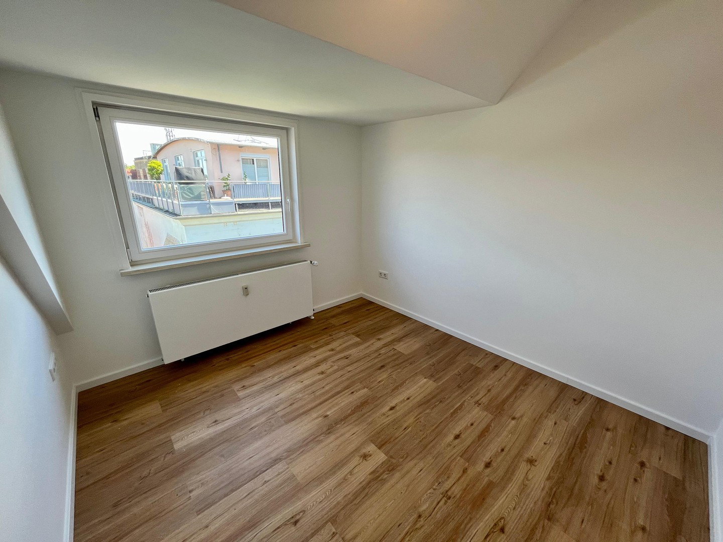 Foto 6 von 12 — Provisionsfrei: 4-Zimmer-Dachgeschosswohnung mit Südbalkon & Garagenstellplatz in Schwachhausen
