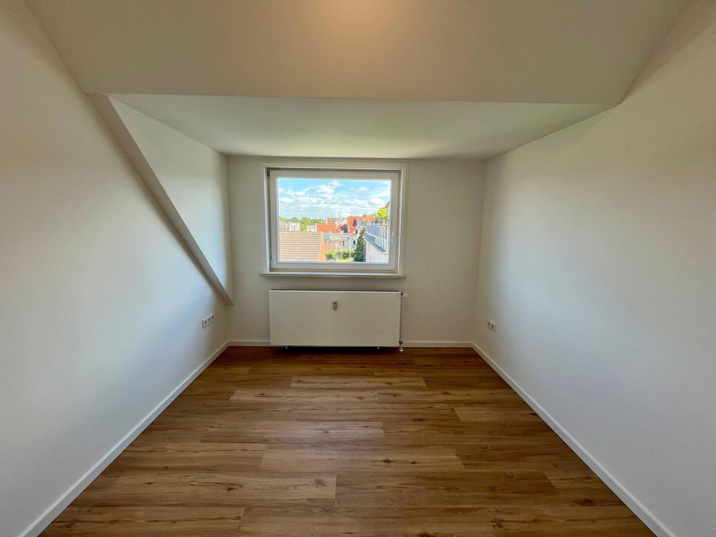 Foto 7 von 12 — Provisionsfrei: 4-Zimmer-Dachgeschosswohnung mit Südbalkon & Garagenstellplatz in Schwachhausen