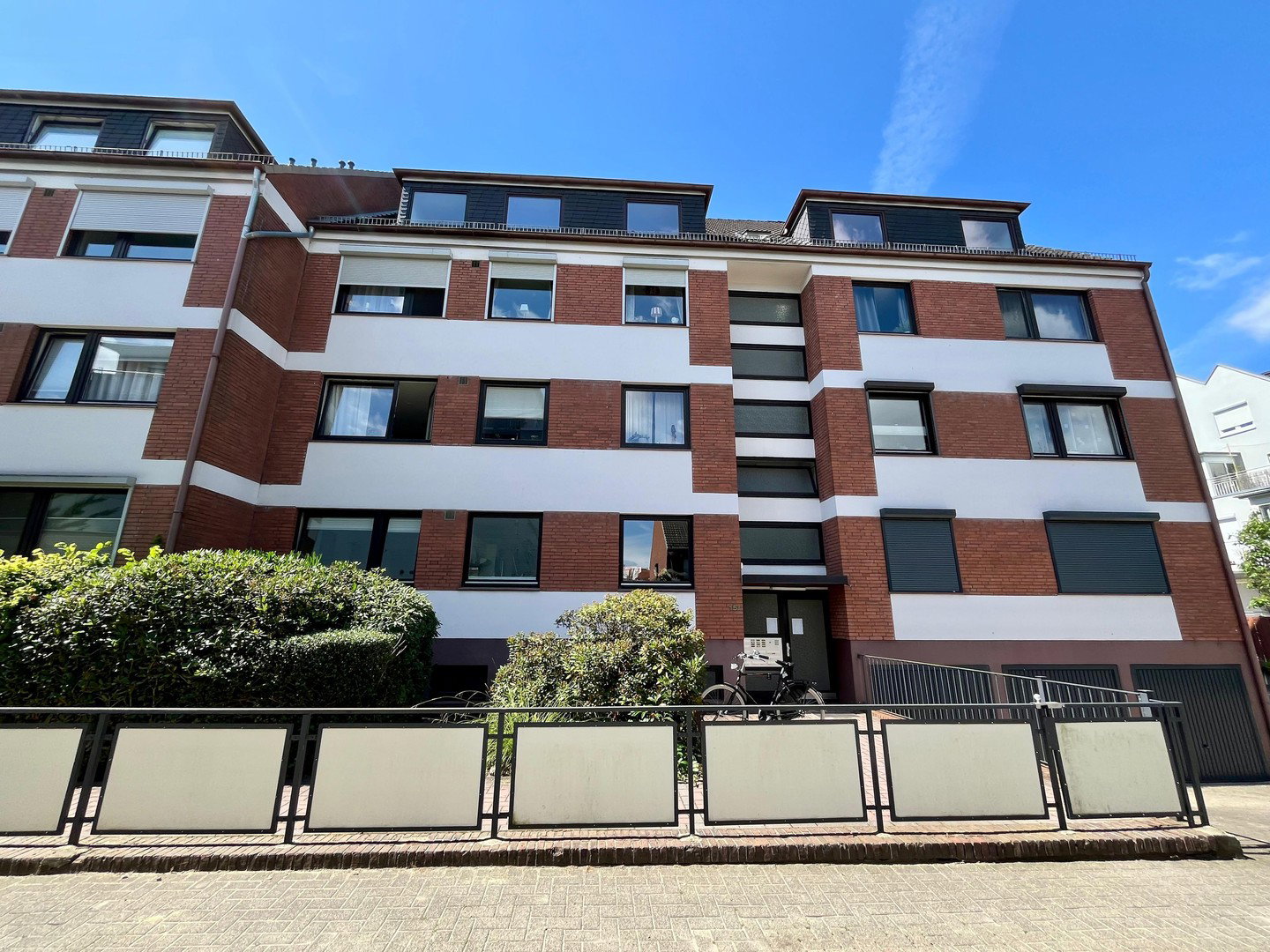 Foto 1 von 12 — Provisionsfrei: 4-Zimmer-Dachgeschosswohnung mit Südbalkon & Garagenstellplatz in Schwachhausen