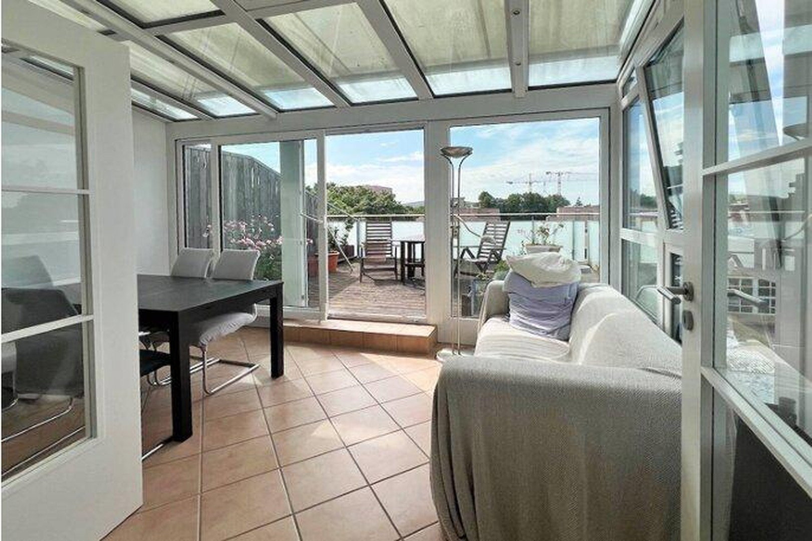 Foto 4 von 12 — Luxuriöse, modernisierte DG-Whg. mit Wintergarten und großer Terrasse mit hoher Lebensqualität