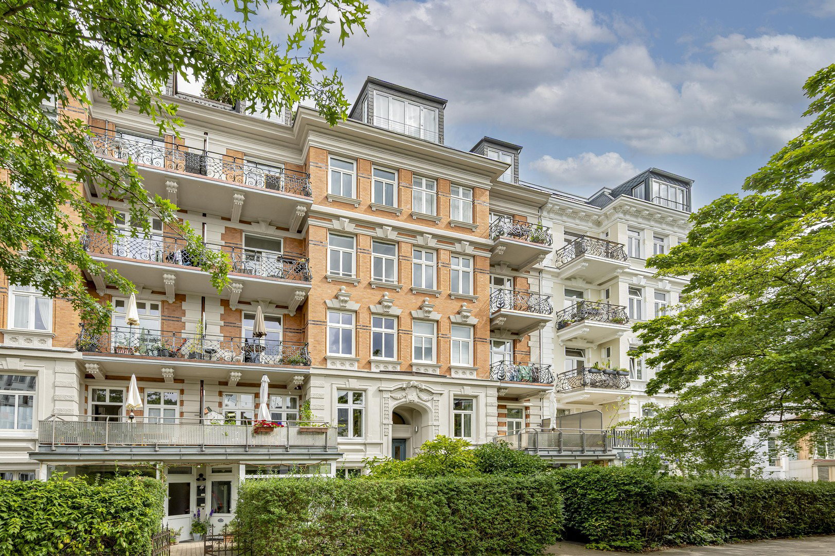 Foto 1 von 10 — Bezugsfertiger Altbau mit Süd-West-Balkon, Weitblick & Jugendstil-Charme