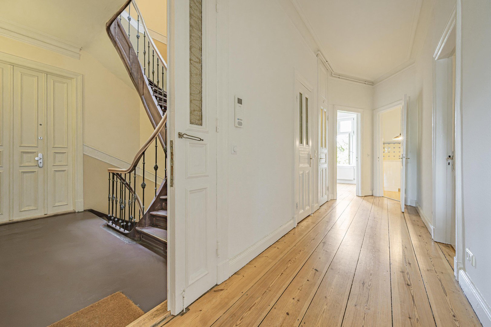 Foto 5 von 10 — Bezugsfertiger Altbau mit Süd-West-Balkon, Weitblick & Jugendstil-Charme