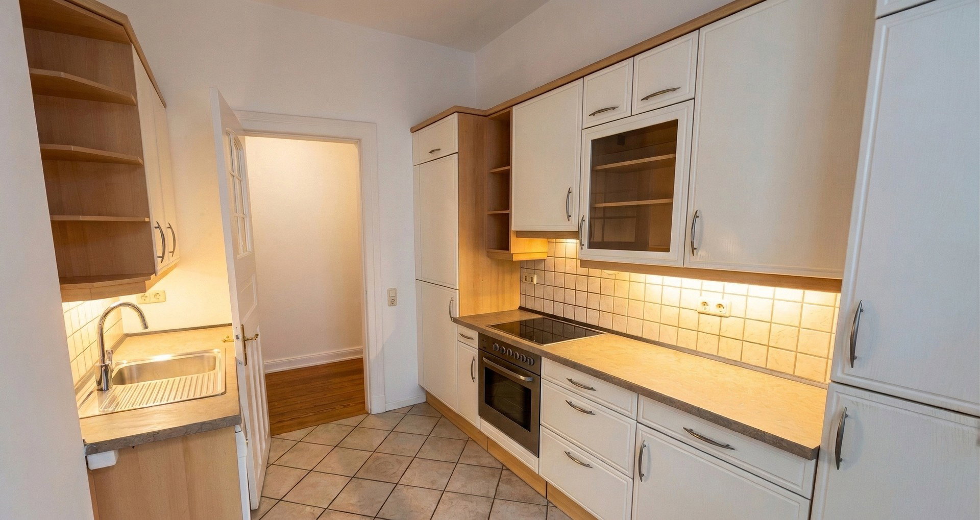Foto 5 von 12 — 3 Zi. Altbau Eimsbüttel, modernisiert, hohe Decken, Holz-Dielen, Stuck, ca. 70qm, frei/bezugsfertig