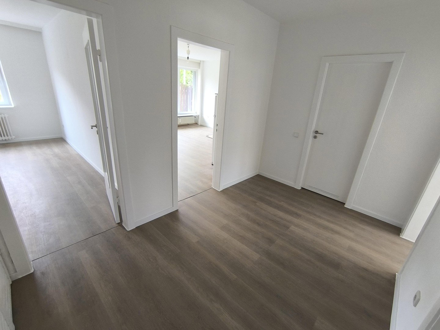Foto 10 von 12 — Frisch renovierte 3 Zi. sonnige Whg 650m vom Tibarg entfernt