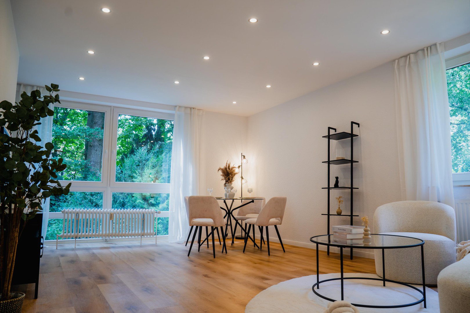 Foto 2 von 12 — DIREKT EINZIEHEN - SCHÖNE 2 ZIMMER WOHNUNG IM GRÜNEN IN BEVORZUGTER LAGE