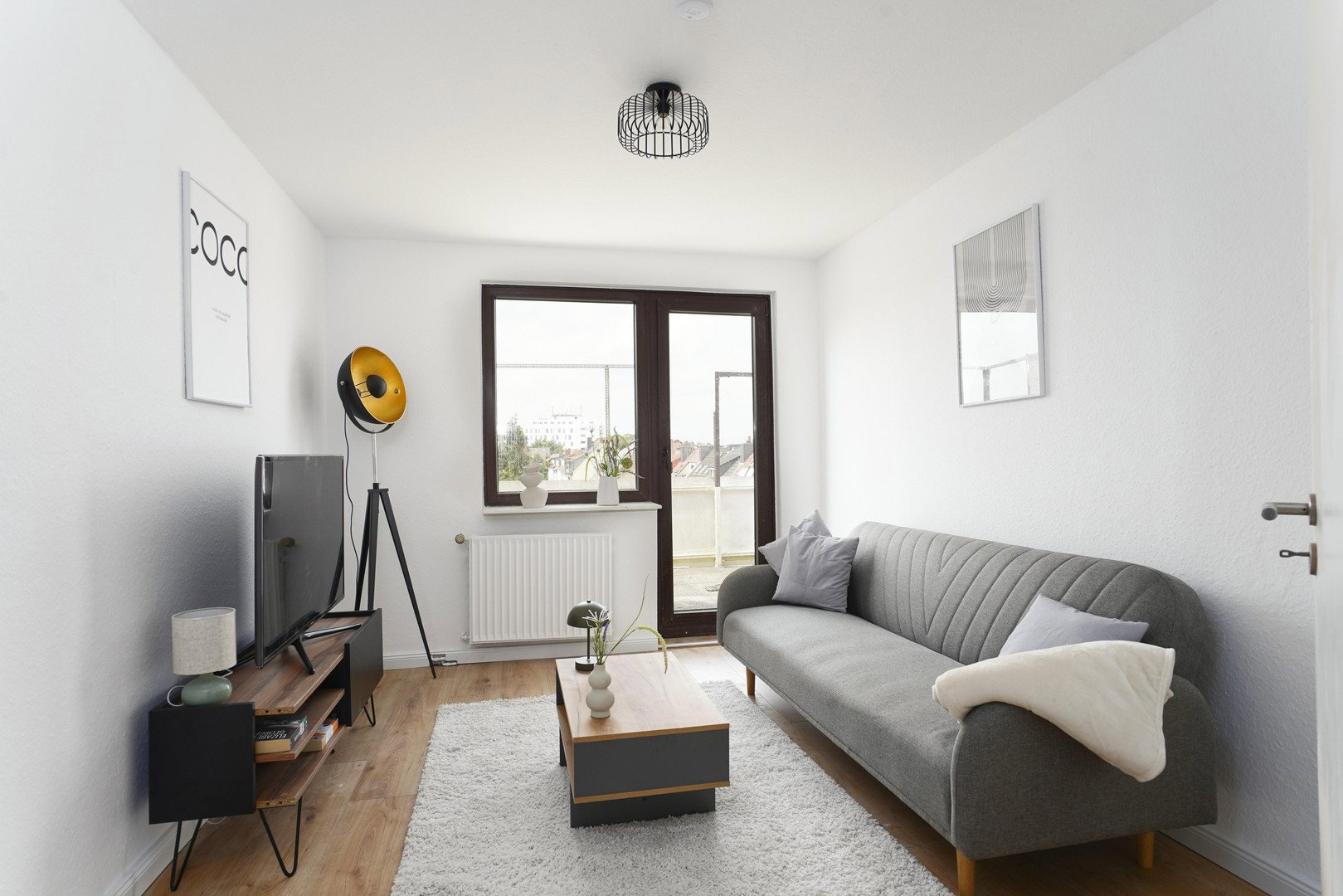 Foto 1 von 7 — Modern renovierte 2-Zimmer-Wohnung mit großzügigem Balkon