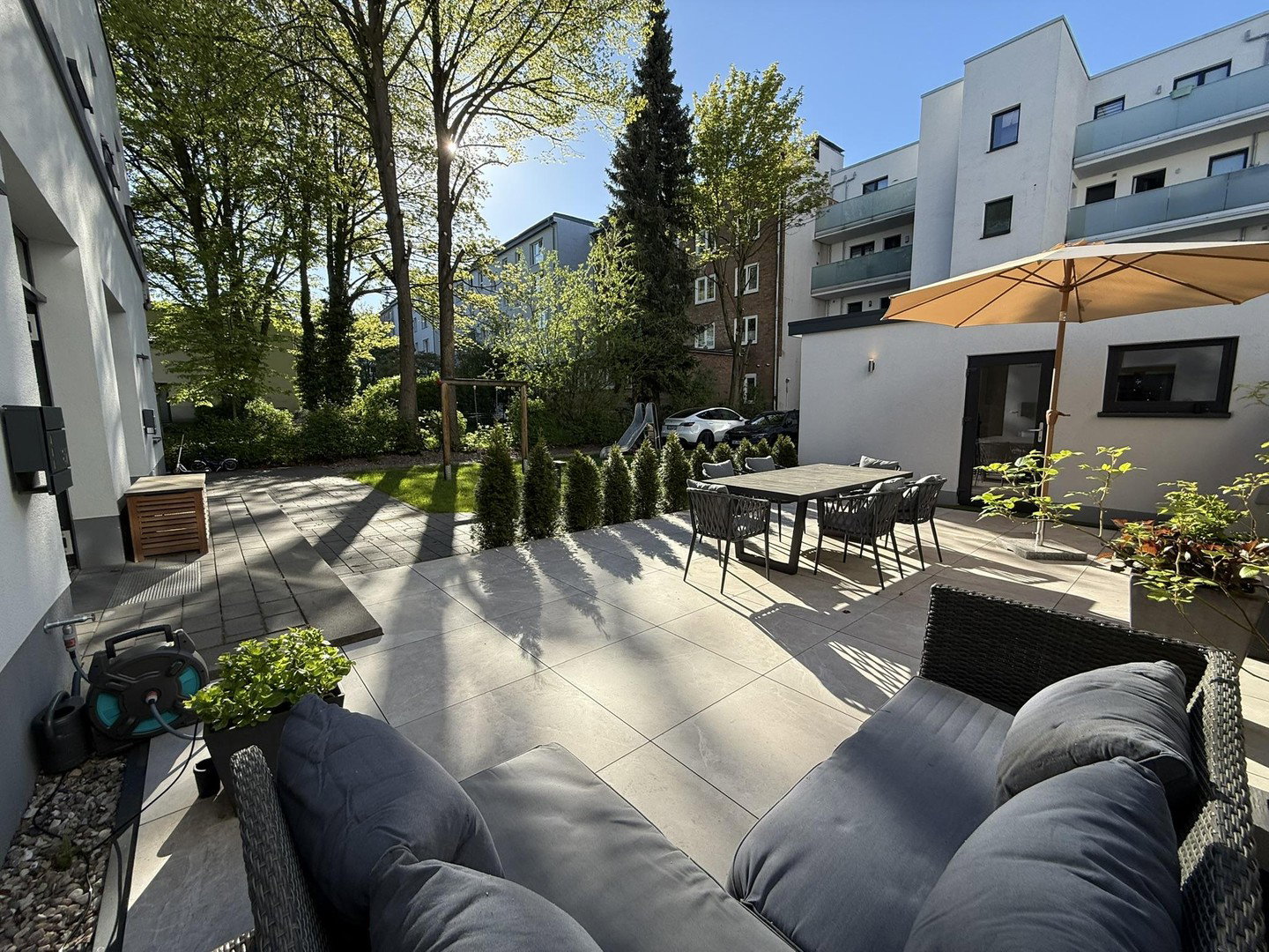 Foto 1 von 12 — Stadthaus-Feeling: Großzügige Wohnung mit separatem Office und eigenem Parkplatz
