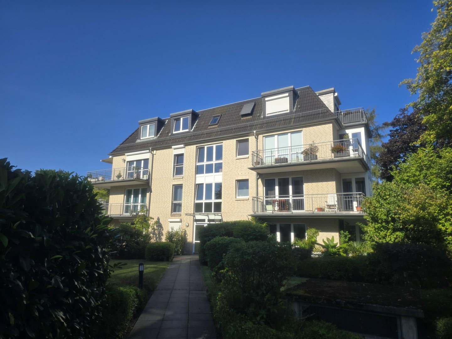 Foto 1 von 12 — Lichtdurchflutete 2 Zimmer Etagenwohnung mit grossem Balkon und Tiefgaragenstellplatz