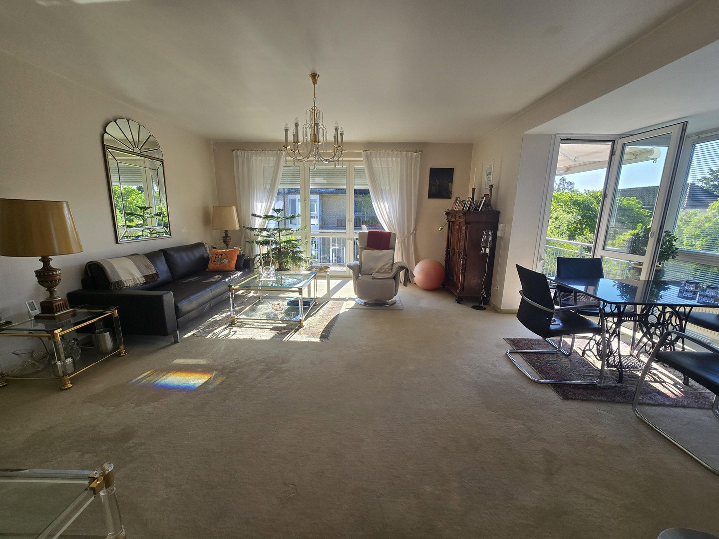 Foto 3 von 12 — Lichtdurchflutete 2 Zimmer Etagenwohnung mit grossem Balkon und Tiefgaragenstellplatz