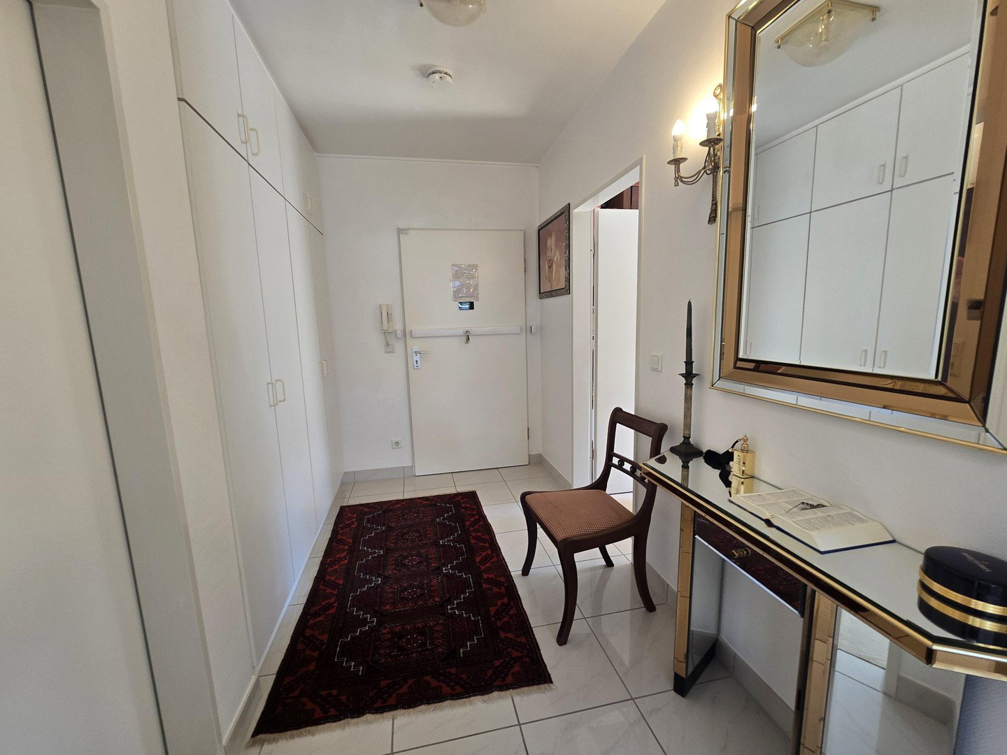 Foto 5 von 12 — Lichtdurchflutete 2 Zimmer Etagenwohnung mit grossem Balkon und Tiefgaragenstellplatz
