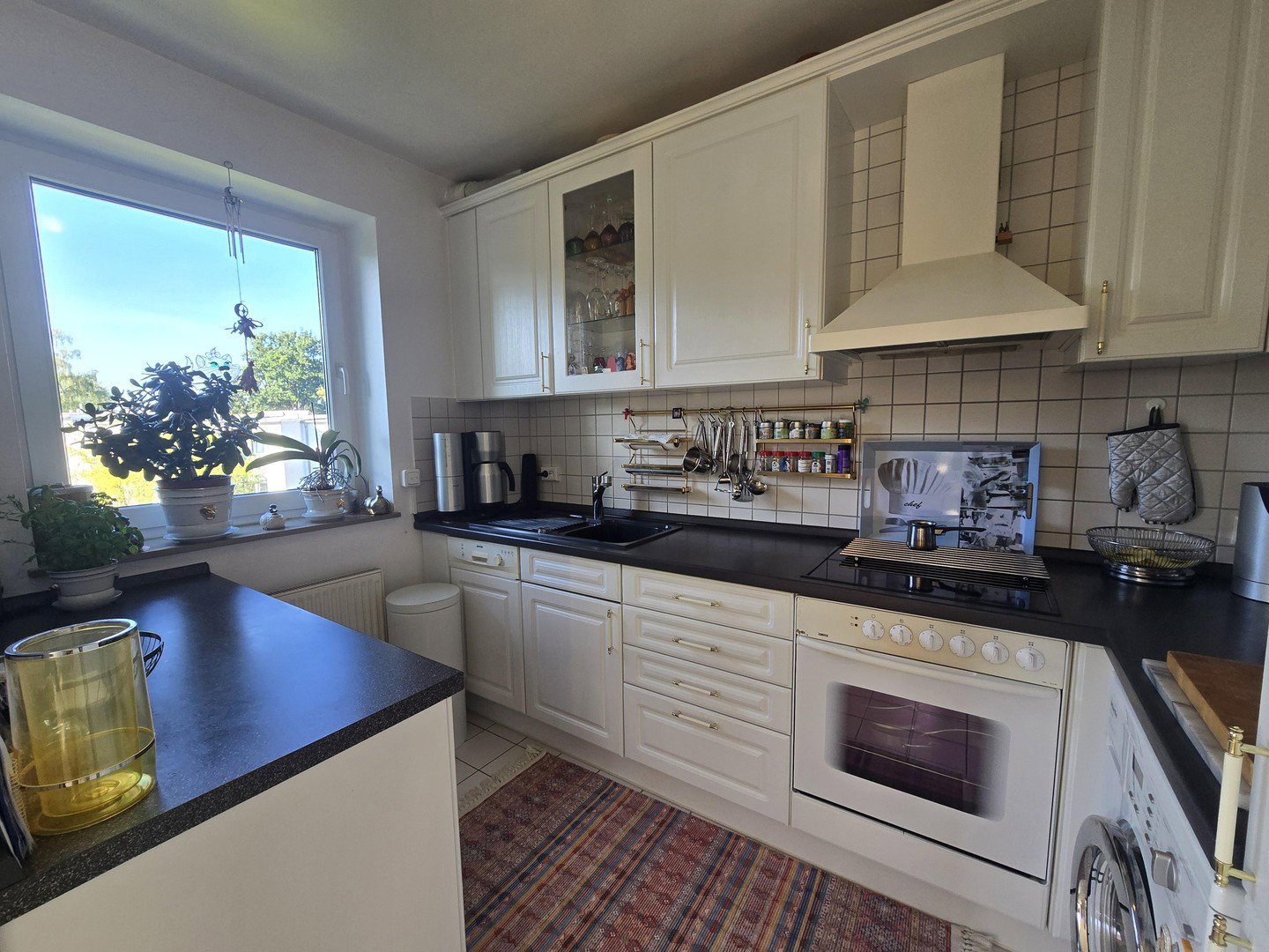 Foto 4 von 12 — Lichtdurchflutete 2 Zimmer Etagenwohnung mit grossem Balkon und Tiefgaragenstellplatz