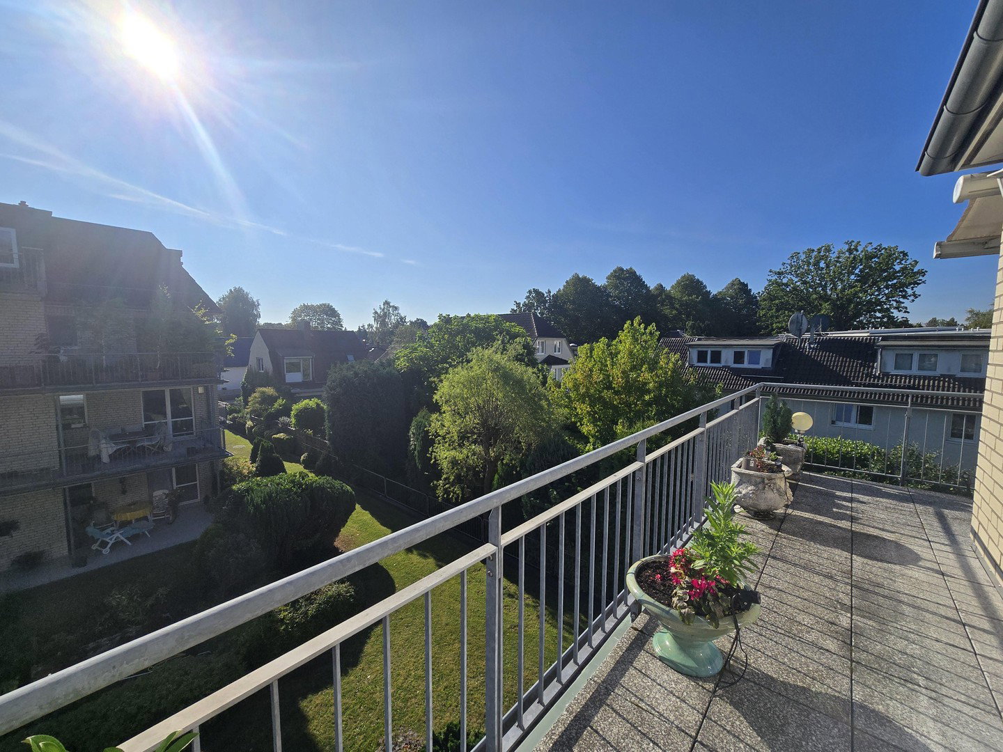 Foto 8 von 12 — Lichtdurchflutete 2 Zimmer Etagenwohnung mit grossem Balkon und Tiefgaragenstellplatz