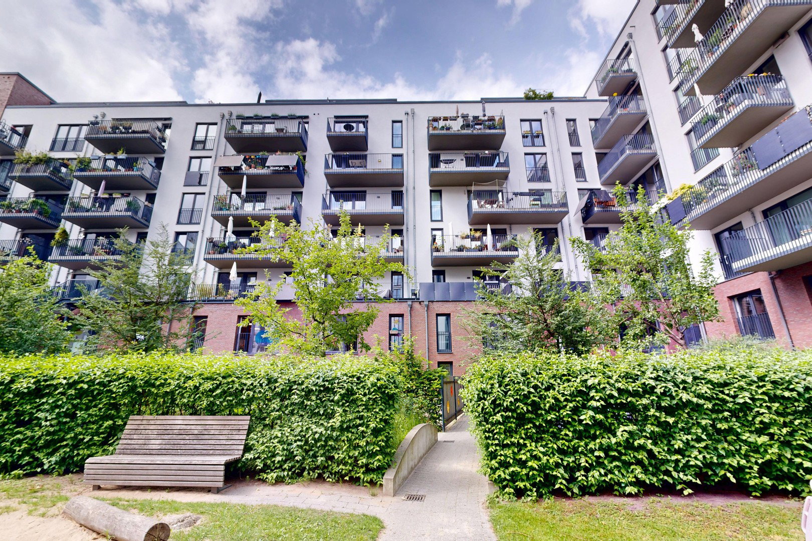 Foto 1 von 12 — Moderne 3-Zimmer-Wohnung mit Dachterrasse, Balkon und Tiefgaragenstellplatz in der HafenCity