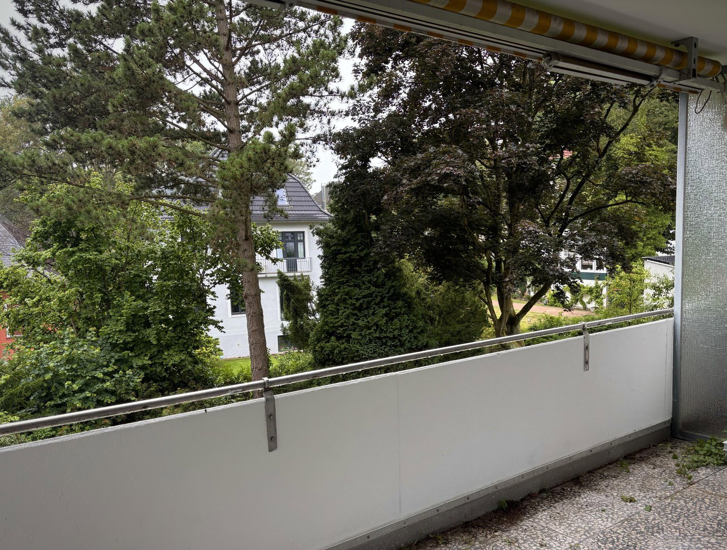 Foto 3 von 8 — Komfortable 1,5 Zimmer in Blankenese mit Südbalkon und Tiefgarage