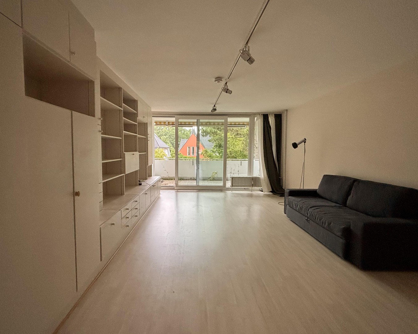 Foto 1 von 8 — Komfortable 1,5 Zimmer in Blankenese mit Südbalkon und Tiefgarage
