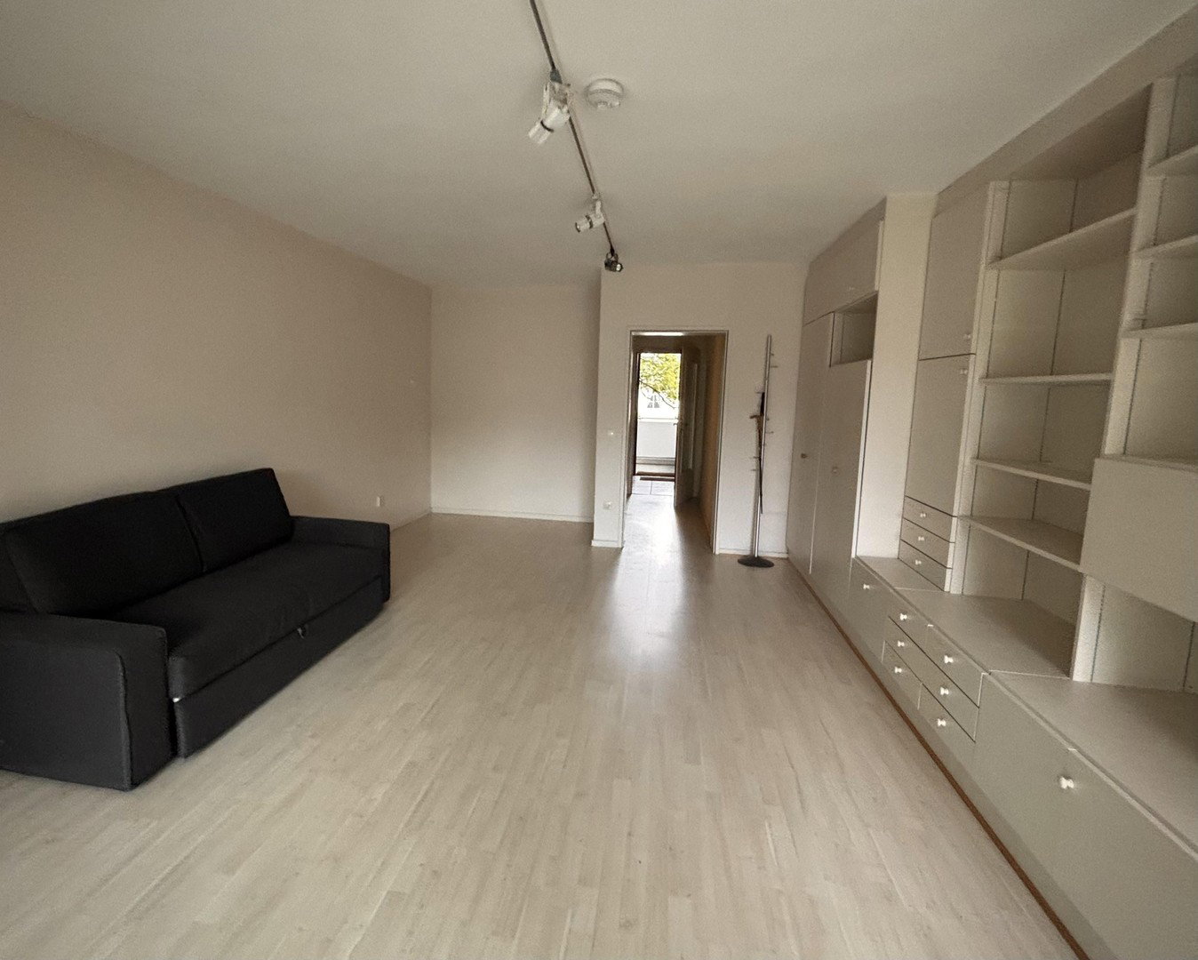 Foto 2 von 8 — Komfortable 1,5 Zimmer in Blankenese mit Südbalkon und Tiefgarage