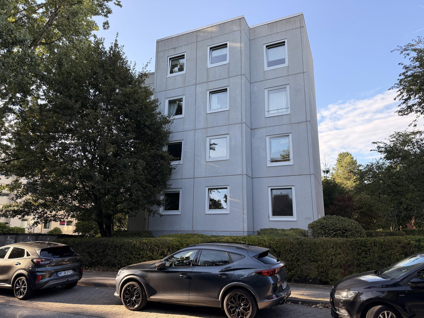 Foto 1 von 12 — Viel Raum für eigene Ideen: 4 Zimmer mit Westloggia – courtagefrei in Hummelsbüttel
