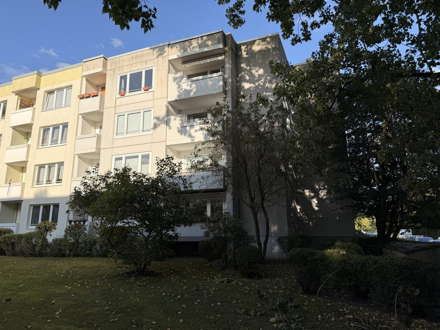 Foto 2 von 12 — Viel Raum für eigene Ideen: 4 Zimmer mit Westloggia – courtagefrei in Hummelsbüttel