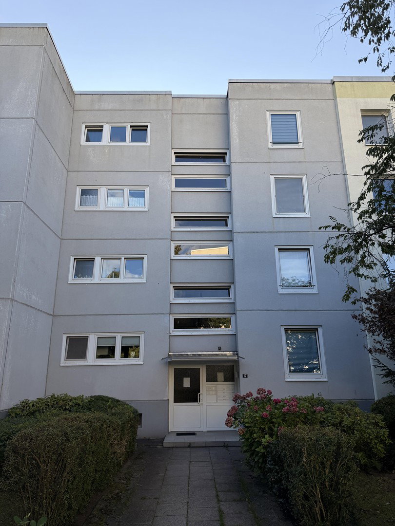 Foto 3 von 12 — Viel Raum für eigene Ideen: 4 Zimmer mit Westloggia – courtagefrei in Hummelsbüttel