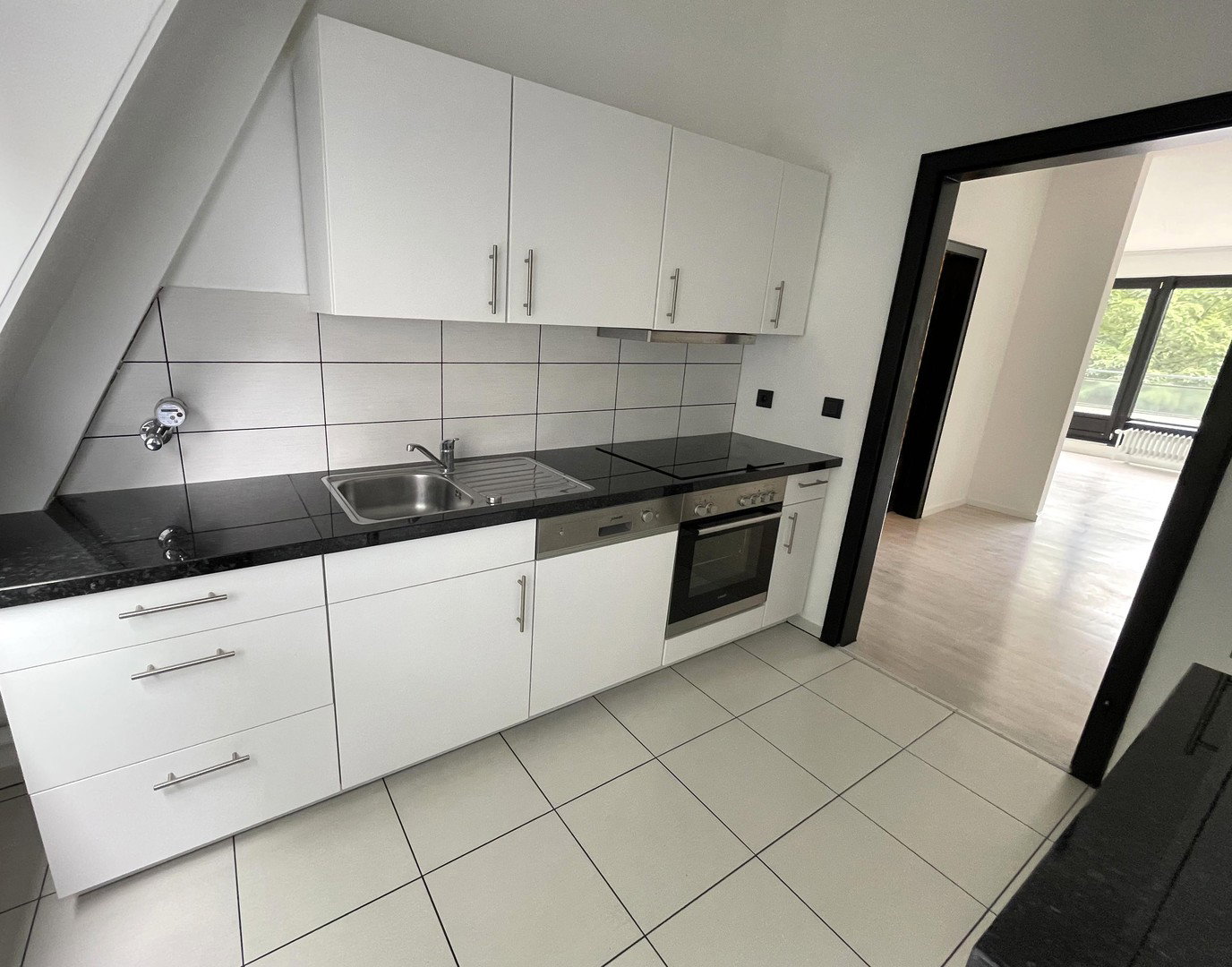 Foto 4 von 9 — 3-ZIMMER-WOHNUNG IN TOP ZUSTAND MIT SÜD-DACHTERRASSE // PROVISIONSFREI!