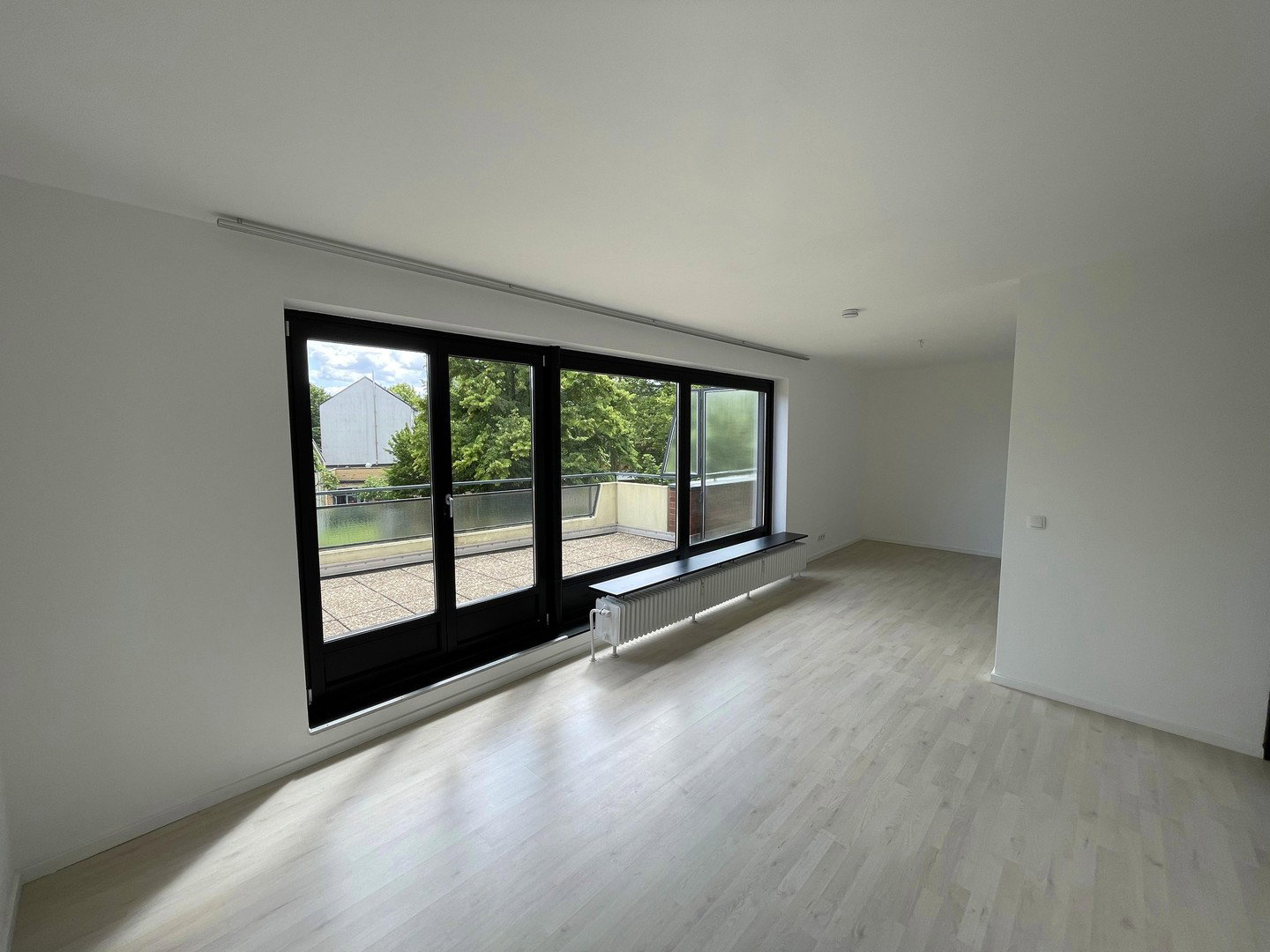 Foto 1 von 9 — 3-ZIMMER-WOHNUNG IN TOP ZUSTAND MIT SÜD-DACHTERRASSE // PROVISIONSFREI!