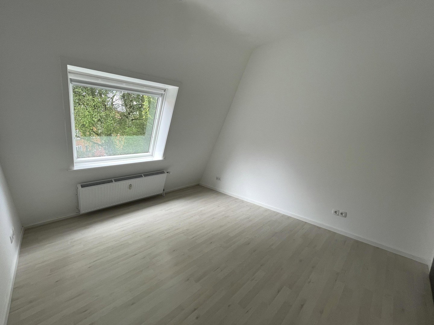 Foto 5 von 9 — 3-ZIMMER-WOHNUNG IN TOP ZUSTAND MIT SÜD-DACHTERRASSE // PROVISIONSFREI!