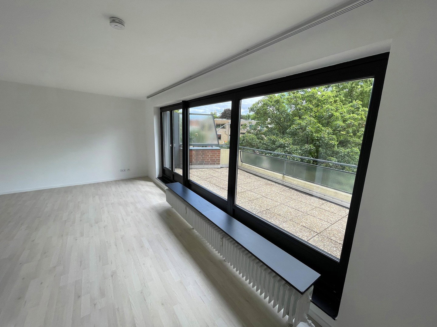 Foto 2 von 9 — 3-ZIMMER-WOHNUNG IN TOP ZUSTAND MIT SÜD-DACHTERRASSE // PROVISIONSFREI!