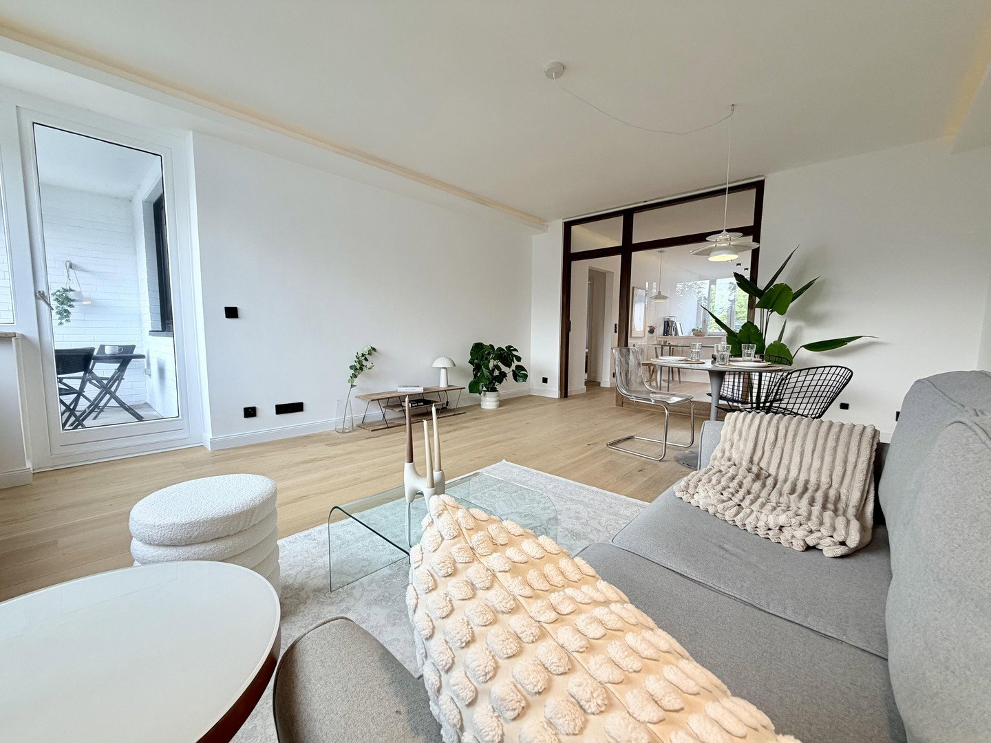 Foto 2 von 12 — Frisch renovierte und freie 3-Zimmerwohnung mit Südbalkon