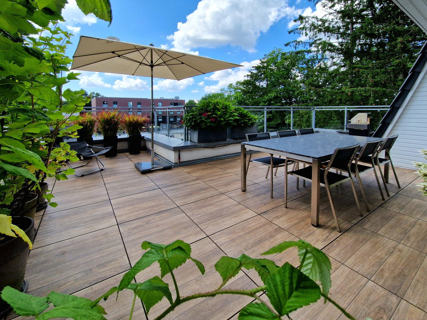 Foto 1 von 12 — Courtagefrei: Helle und zentral gelegene DG-Maisonette-Wohnung mit Galerie und Sonnenterrasse