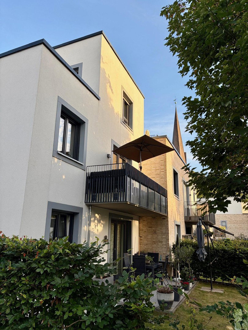 Foto 3 von 12 — Courtagefrei: Moderne 4-Zimmer-Wohnung mit Westbalkon und Tiefgaragenstellplatz mit Lademöglichkeit