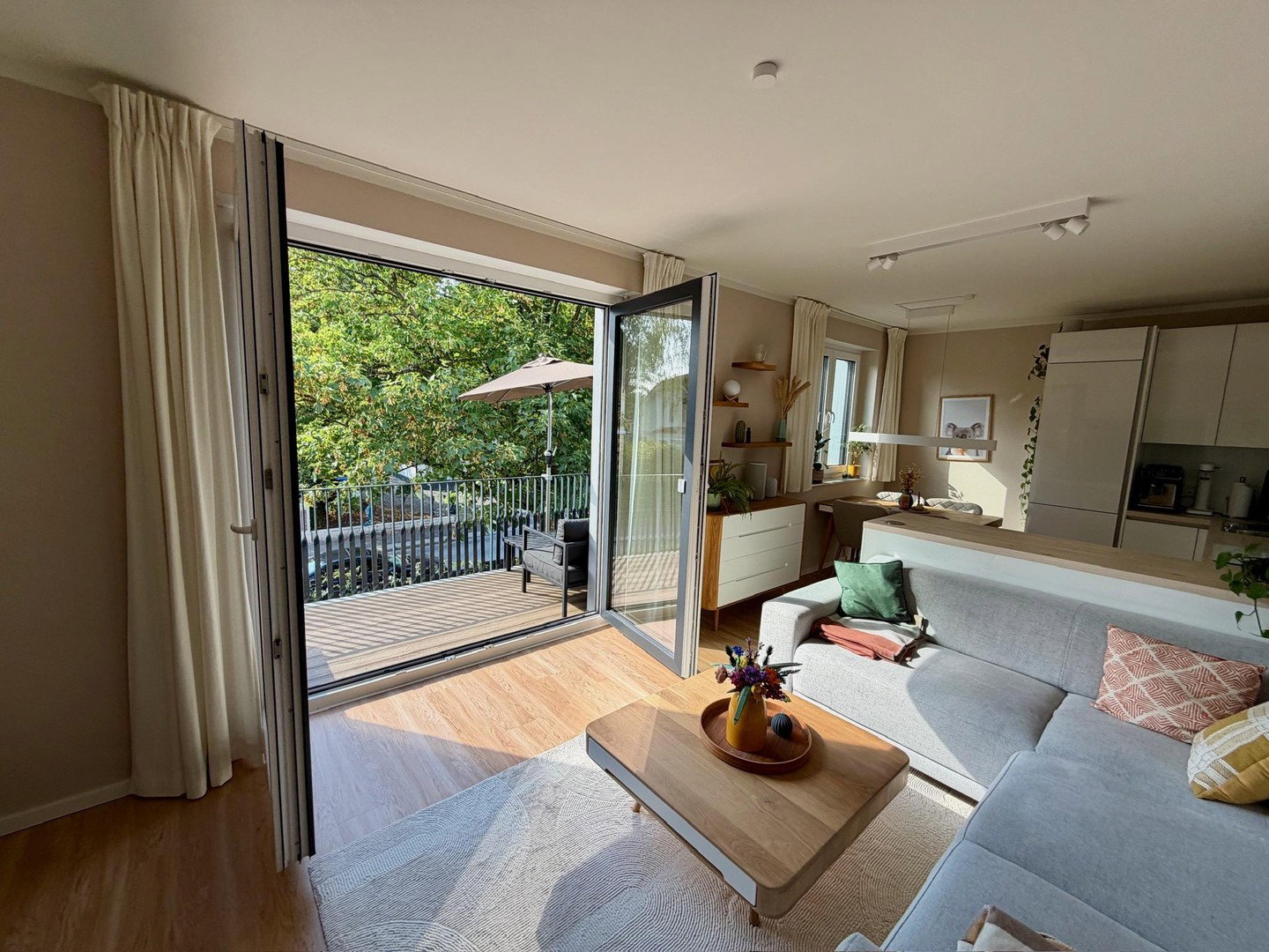 Foto 4 von 12 — Courtagefrei: Moderne 4-Zimmer-Wohnung mit Westbalkon und Tiefgaragenstellplatz mit Lademöglichkeit