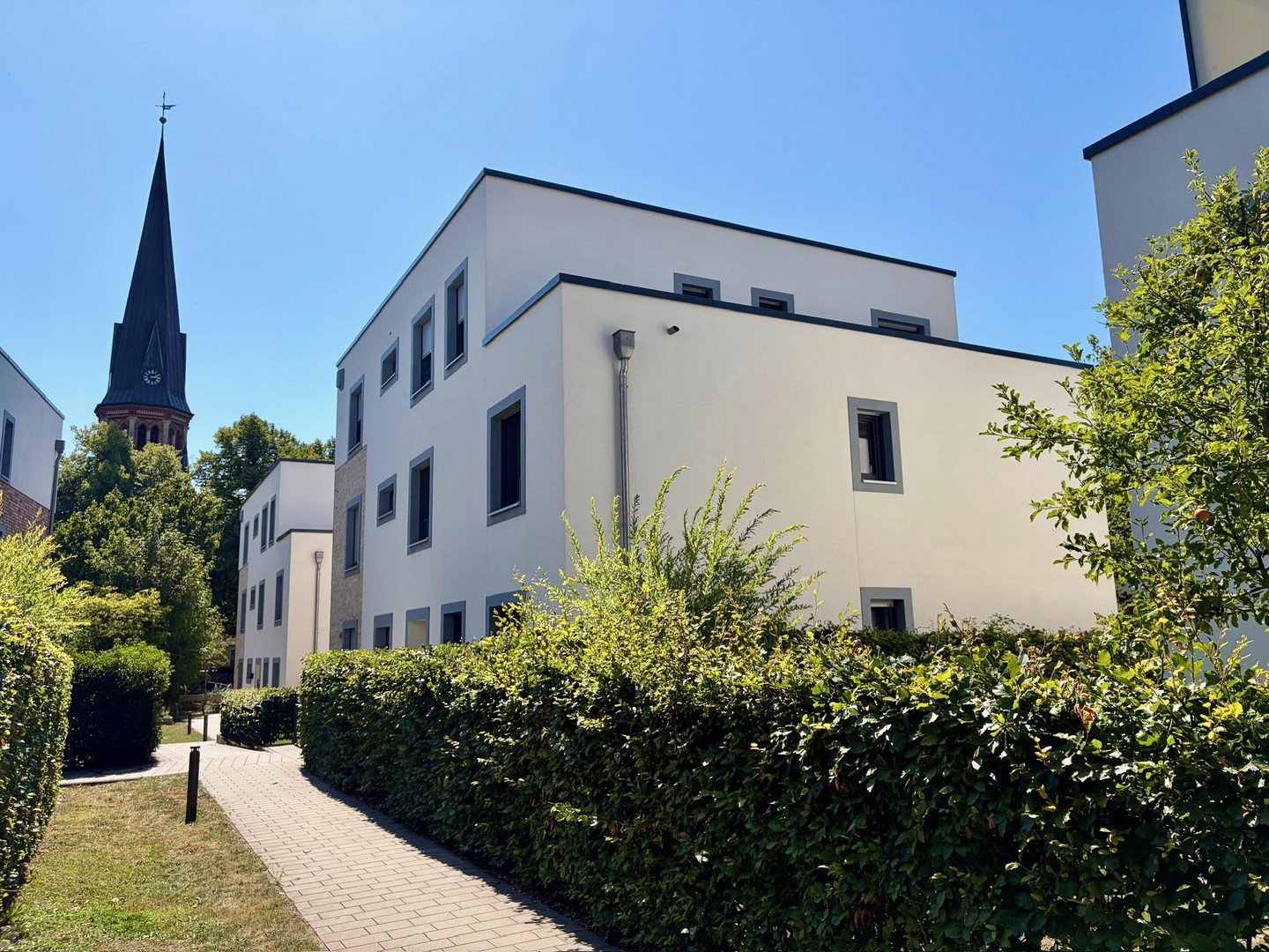 Foto 2 von 12 — Courtagefrei: Moderne 4-Zimmer-Wohnung mit Westbalkon und Tiefgaragenstellplatz mit Lademöglichkeit
