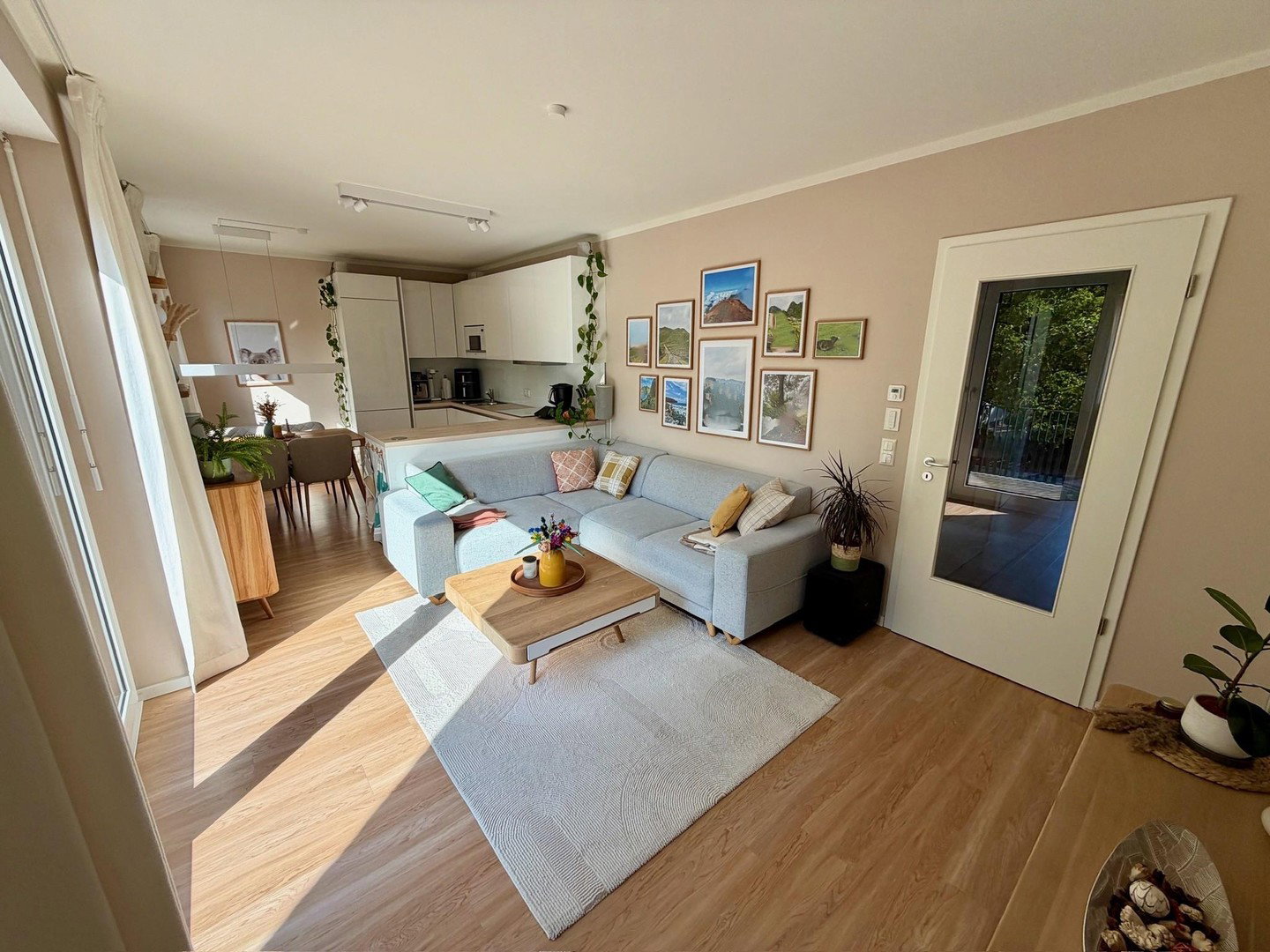 Foto 5 von 12 — Courtagefrei: Moderne 4-Zimmer-Wohnung mit Westbalkon und Tiefgaragenstellplatz mit Lademöglichkeit