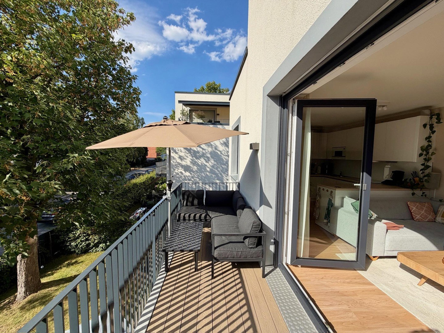 Foto 1 von 12 — Courtagefrei: Moderne 4-Zimmer-Wohnung mit Westbalkon und Tiefgaragenstellplatz mit Lademöglichkeit
