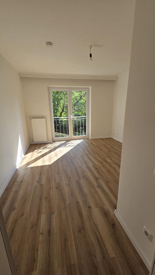 Foto 2 von 11 — Renovierte 3-Zimmer-Wohnung mit Loggia in ruhiger Sackgassenlage von Hamburg-Schnelsen