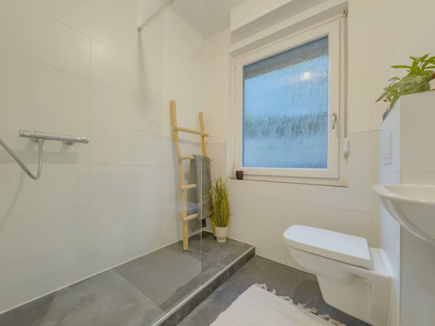 Foto 11 von 12 — Erstbezug nach Sanierung: Moderne 3-Zimmer-Wohnung mit Loggia