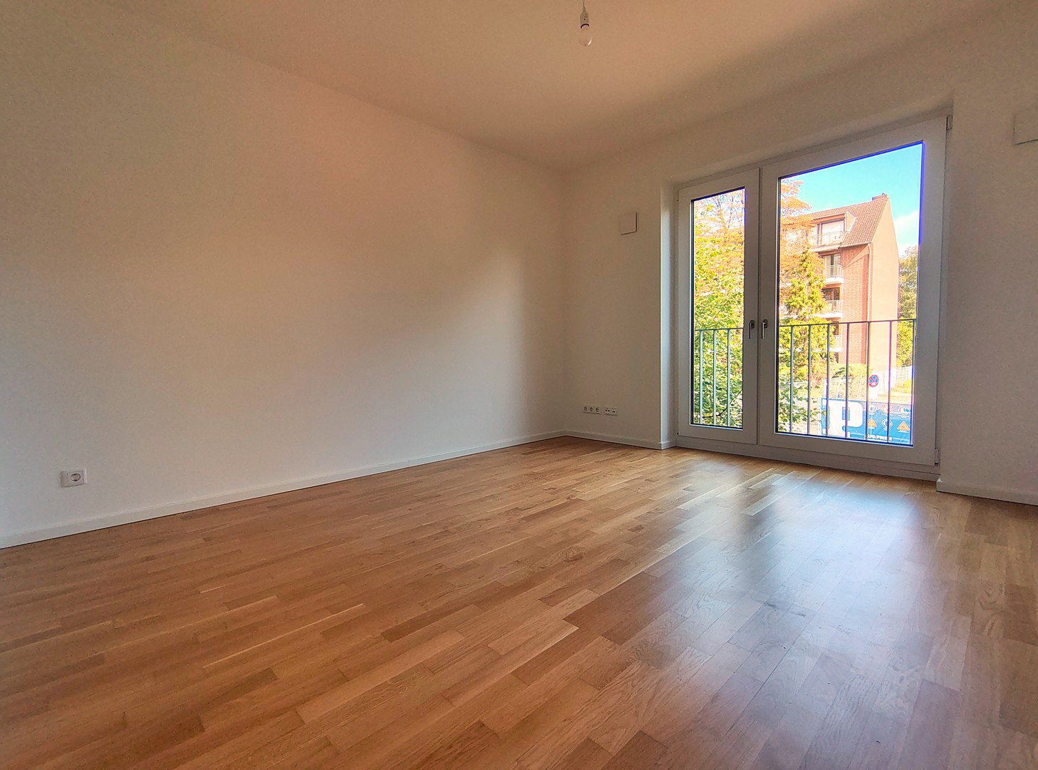 Foto 10 von 12 — Modern & sofort bezugsfrei: 3-Zi.-Wohnung mit 2 Bädern & Loggia – provisionsfrei
