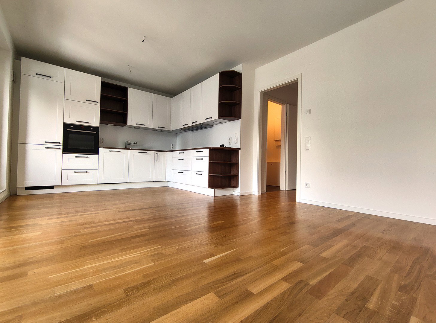 Foto 3 von 12 — Modern & sofort bezugsfrei: 3-Zi.-Wohnung mit 2 Bädern & Loggia – provisionsfrei