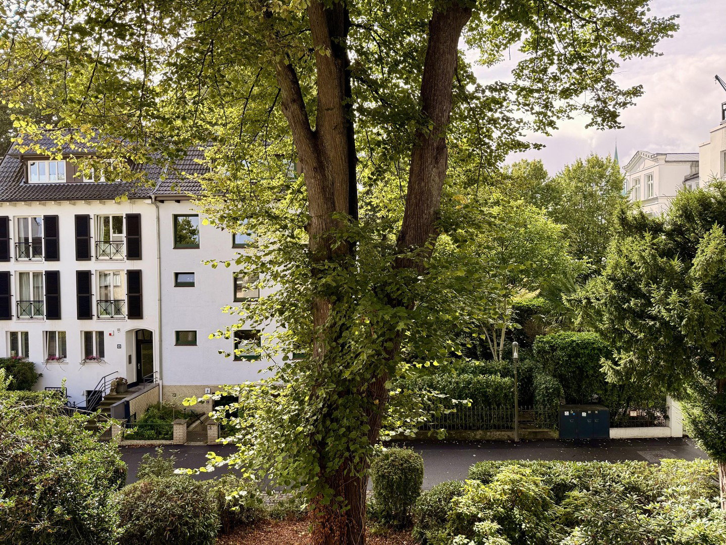 Foto 1 von 12 — Mittelweg in Harvestehude: Beste Lage in Alsternähe mit Gestaltungspotezial - privat
